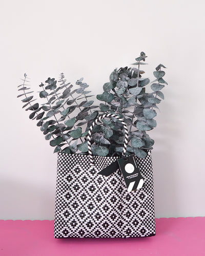 Abre La Puerta Bolsa artesanal oaxaqueña, con eucaliptos - Rombos Blanco y Negro