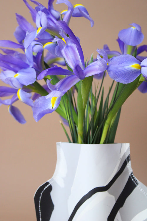 Iris, en florero de papel Stone by abrelapuerta®. Abre La Puerta