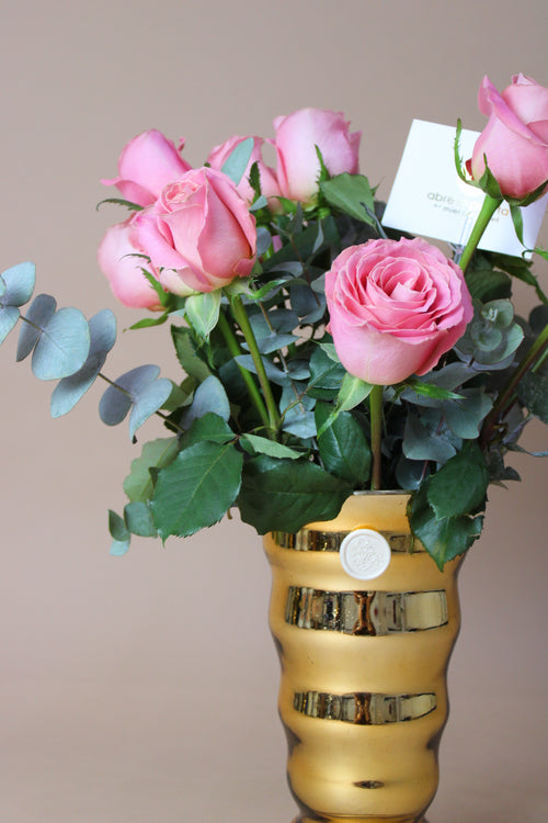 12 Rosas Rosas en Jarrón Dorado Abre La Puerta