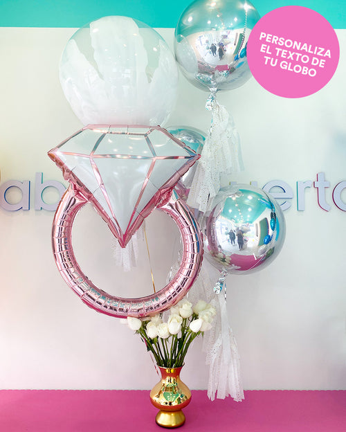 Burbuja Grande + Esferas + Anillo rose gold + 24 Rosas blancas, en jarrón dorado Abre La Puerta