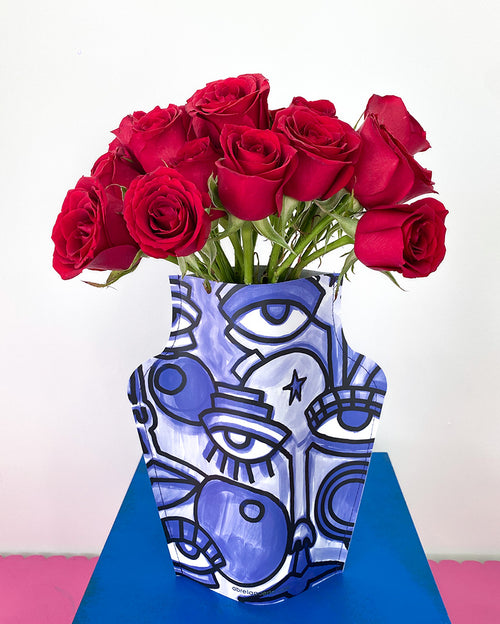 24 Rosas en florero Kiki on the internet by abrelapuerta ® Abre La Puerta