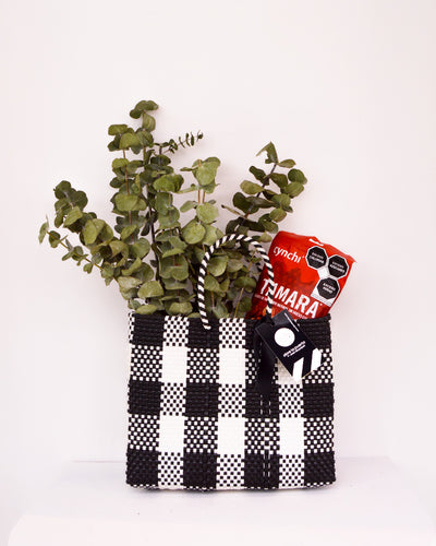 Abre La Puerta Bolsa artesanal oaxaqueña, con eucaliptos y gomitas Tamara - Cuadros Blanco y Negro