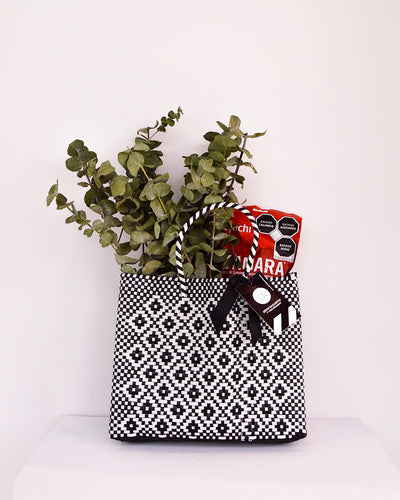 Abre La Puerta Bolsa artesanal oaxaqueña, con eucaliptos y gomitas Tamara - Rombos Blanco y Negro
