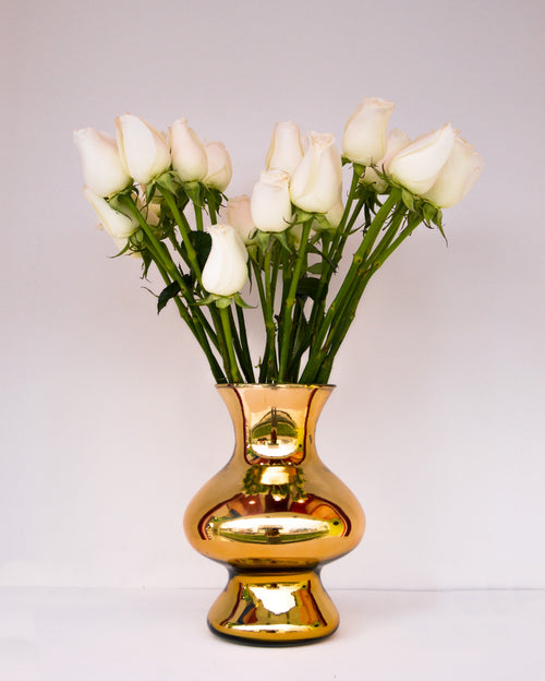 24 Rosas blancas, en jarrón dorado Abre La Puerta