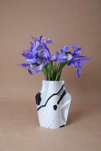 Iris, en florero de papel Stone by abrelapuerta®. Abre La Puerta